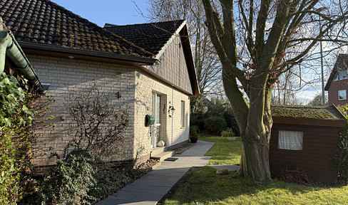 Zentral gelegener, solider Bungalow mit schönem Garten und Ausbaupotential. Provisionsfrei!