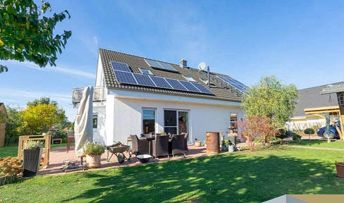 Modern detached house with PV system, 7 rooms & double apartment option