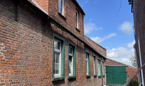 Residential-commercial building for self-conversion