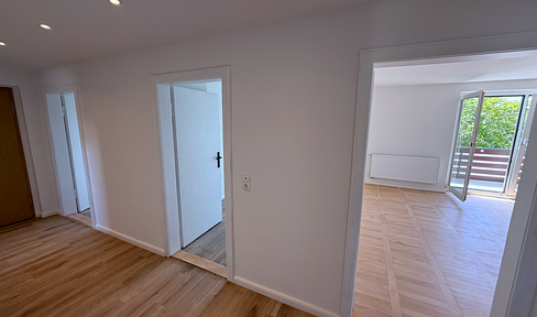 Light-flooded 4-room apartment (87m²) - first occupancy/built-in kitchen/parquet/balcony/top public transport connections
