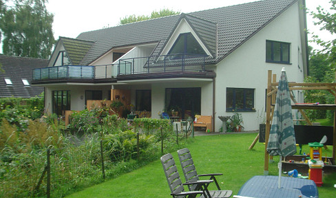 Freistehendes 4-Familien-Architektenhaus mit idyllischem Naturteich (inkl. 4 Garagen) in Niendorf