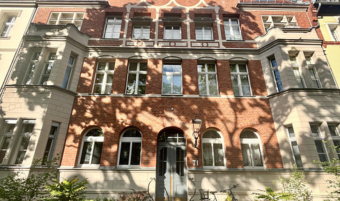 Traumhafte 4-Zimmer-Altbauwohnung mit großem Garten