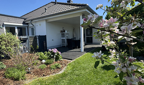 As good as new bungalow w. granny apartment and dream garden