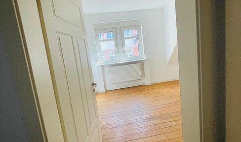 Sanierte 3-Zi-Wohnung im Altbau mit neuer EBK, Dielenboden und Keller