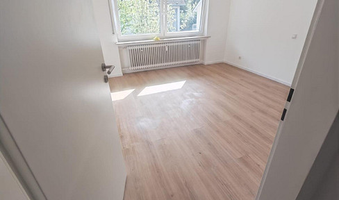 Lichtdurchflutet, geräumig, zentral – 4-Zimmer-Wohnung mit Stellplatz
