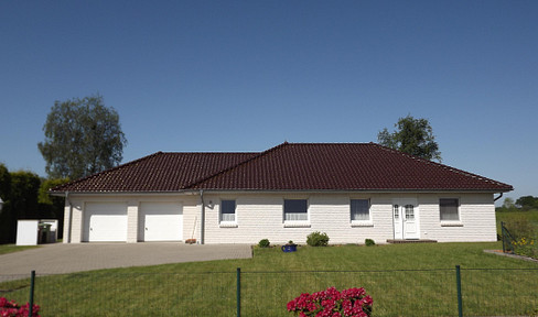 Bungalow mit Doppelgarage und großem Grundstück in Böel