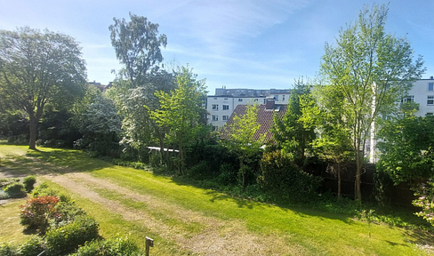 No commission & vacant - well-maintained 2-room apartment with converted attic