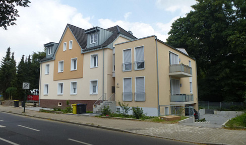 Lichtdurchflutet über den Dächern von Düsseldorf-Benrath