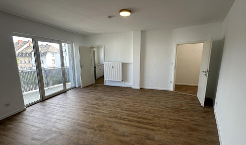 2ZKB: Erstbezug nach Sanierung mit Einbauküche, Waschtrockner und Balkon