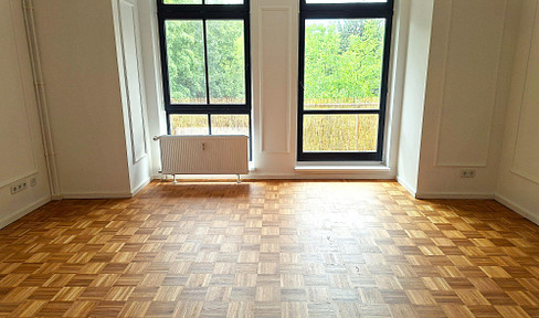 freshly renovated, 4.5% yield, Berlin-Friedrichsfelde, 1 room flat, 40m², new bathroom and EBK, parquet flooring