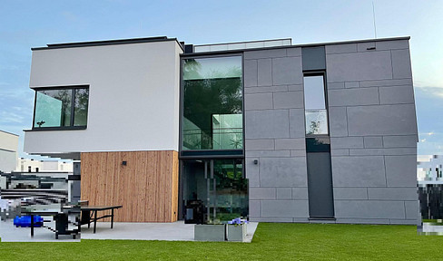 Announcement of forced sale villa on Lake Goitzsche with exclusive furnishings