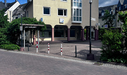 Zentral gelegenes Büro mit Stellplatz und Lager