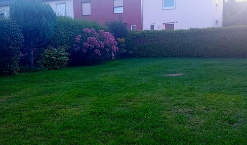 Haus mit Garage und großem Garten in ruhiger Lage