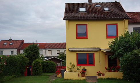 House with large garden and adjoining garage in a quiet location