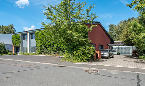 Freisteh. san. EFH+ELW+Halle+Büros, Ortsrandlage, gr. Garten Pool+Gartensauna, o.Makler!