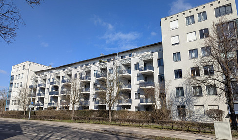 Erstbezug nach Sanierung mit Balkon und EBK: 2-Zimmer Wohnung, großer sonniger Balkon