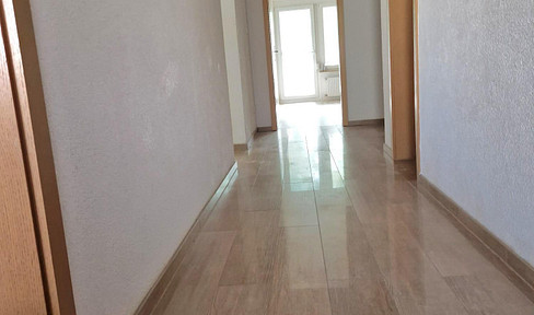 Zentrale 3 Zimmerwohnung mit neuwertiger Einbauküche und Terrasse