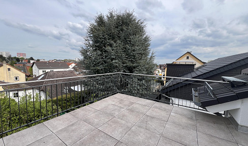 Bright 3-room apartment, large balcony and parking space - view of the Feldberg & skyline