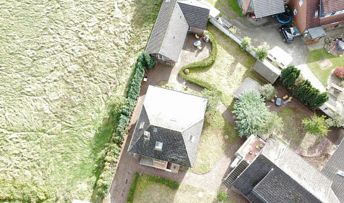 Wedemark: Large detached house + bungalow.