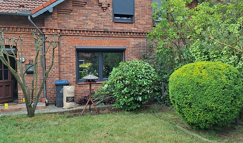 Family-friendly mid-terrace house with large garden and two garages from private owner
