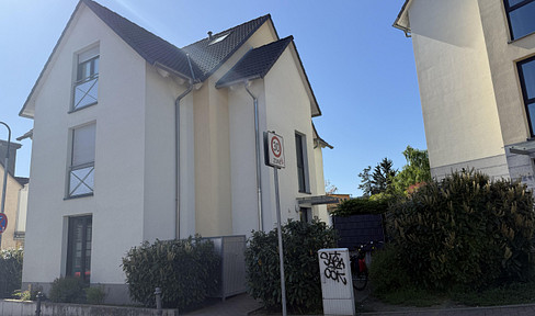 Fantastic 2-room first floor apartment with garden & parking space
