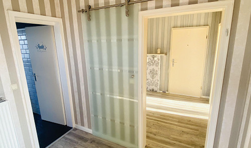3 Zimmer Wohnung: EBK,Balkon+Markise, Tageslichtbad mit Badewanne + Dusche, Keller, PKW-Stellplatz