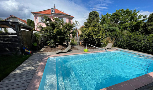 Exclusive town villa with pool