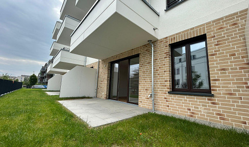 Living by the water: 2-room apartment with fitted kitchen and garden.