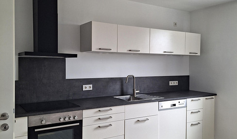 Friendly top floor apartment with fitted kitchen