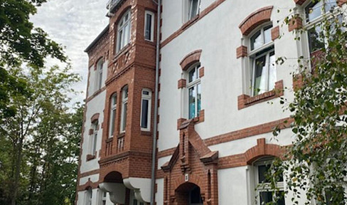 Attractive 2-room apartment in an old building with fireplace in Magdeburg Brückfeld