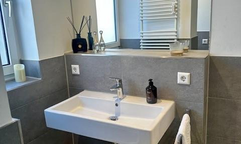 3,5-Zimmer-Wohnung (72 m²) mit Balkon & 2 Stellplätzen – Nähe U-Bahn Dobelstraße