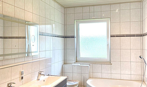 *** Schöne 4,5 Zimmer Wohnung mit zwei modernen Bädern, EBK, Balkon, Terrasse und Garten ***
