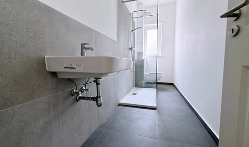 First occupancy after complete renovation! 1 room apartment in green location | top connection