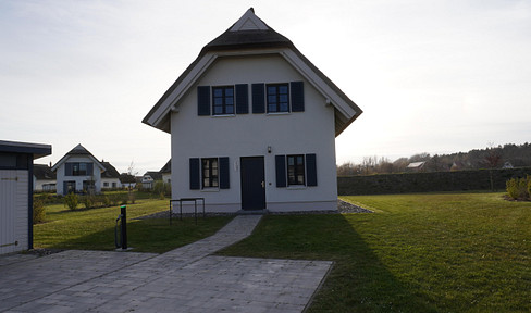 Exclusive vacation residence with sauna, fireplace and e-charging station in Bakenberg / Rügen