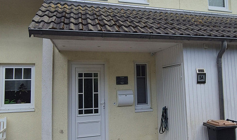 Semi-detached house with garden, cellar and converted loft in Holm-Seppensen