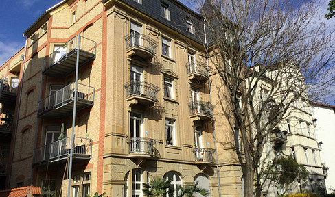 Traum-Altbauwohnung mit großem Balkon