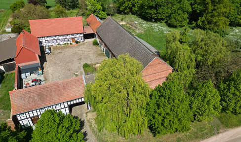 Vierseitenhof mit Altenteil, Scheune, Stallgebäuden und Grünland