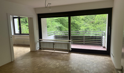 Wohnen, wo andere Urlaub machen: Charmantes 1,5-Zimmer Apartment mit Balkon und Blick ins Grüne