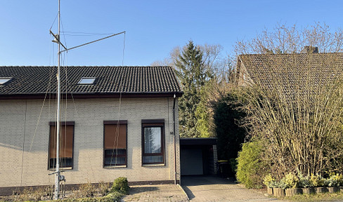 Semi-detached house in a mature environment on a cycle path