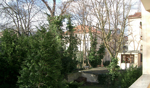 INTERMEDIATE RENT Bright 3-room apartment with large balcony and garden in Westend