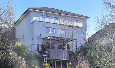 Modernes dreigeschossiges Einfamilienhaus mit Einliegerwohnung