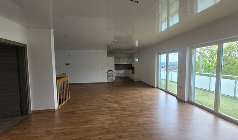 Modernes dreigeschossiges Einfamilienhaus mit Einliegerwohnung