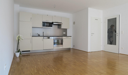 Sonnige 2-Zimmerwohnung, 5. Stock, Balkon Garage. Privatverkauf, kein Makler.