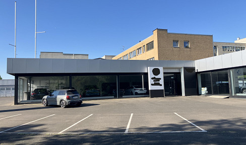 Car dealership at A52 Büderich exit in Düsseldorf-Heerdt