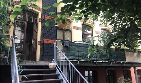 Plenty of space for your ideas - commercial unit with charm and residential flair in a quiet backyard location