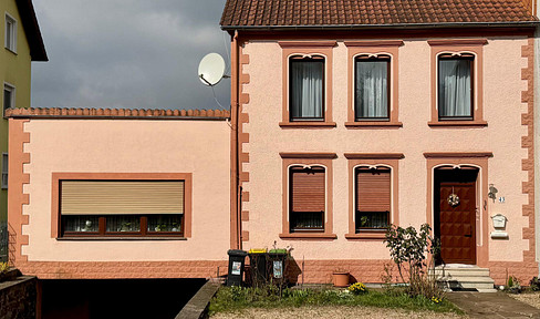 Möbliertes einseitig angebautes Haus mit großem Grundstück im OT Bilsdorf