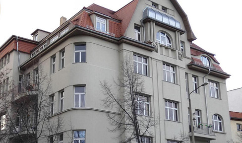 Freshly renovated: 4-room-apartment with French balcony. balcony on the edge of the Paulusviertel