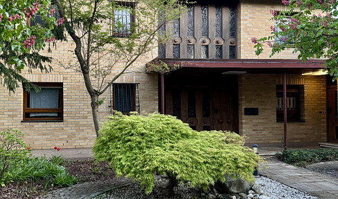Exclusive views over Höchstadt: Charming family home with granny apartment