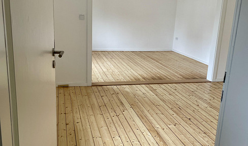 Frisch renoviert mit EBK: 2,5 ZKB mitten in Augsburg