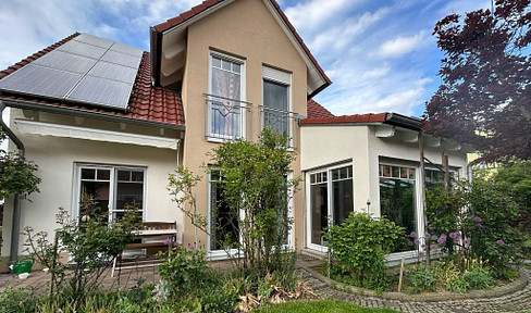 Detached family home surrounded by green oasis, with good infrastructure